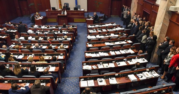 ​Macedoński parlament rozpoczął procedurę wprowadzenia poprawek do ustawy zasadniczej, w tym zmiany nazwy kraju na Republika Macedonii Północnej, których przyjęcie ma umożliwić mu wejście do Unii Europejskiej i NATO.