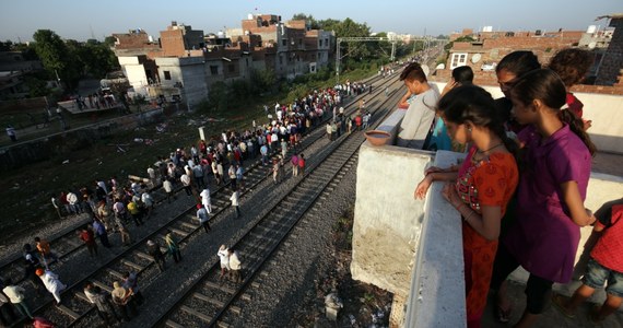 ​Do 61 ofiar śmiertelnych i 72 rannych wzrósł bilans piątkowej katastrofy kolejowej w pobliżu miasta Amritsar w stanie Pendżab na północy Indii - podały lokalne władze. Niektórzy z rannych są w stanie ciężkim.