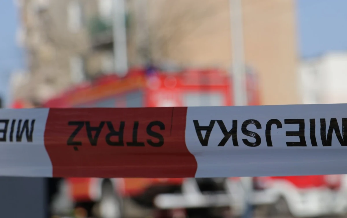 Z powodu uszkodzenia rury z gazem podczas prac remontowych przy ul. Półwiejskiej w Poznaniu trwa ewakuacja mieszkańców. Na miejscu działania prowadzą służby ratunkowe. Część ulicy Półwiejskiej jest obecnie wyłączona z użytkowania.