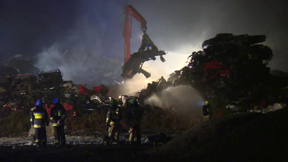 Do późnych godzin nocnych trwało dogaszanie pożaru na złomowisku w Tarnowskich Górach w Śląskiem. Paliły się tam przeznaczone na złom samochody. 