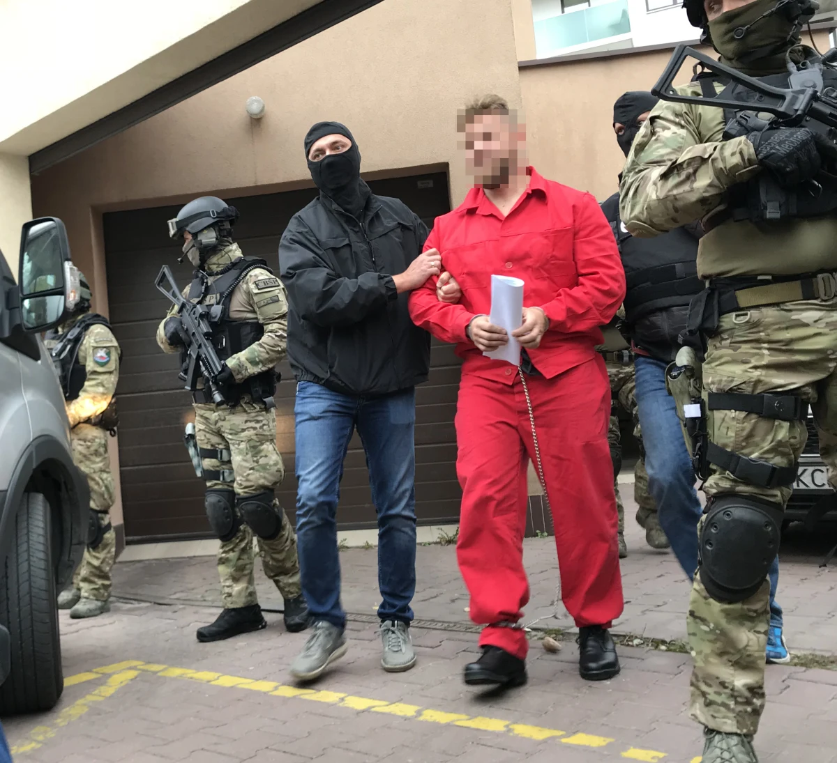 Zarzut kierowania zorganizowaną grupą przestępczą to jeden z zarzutów postawionych dziś liderowi pseudokibiców Wisły Pawłowi M., pseudonim Misiek. W oddziale Prokuratury Krajowej w Krakowie zakończyło się przesłuchanie mężczyzny. 39-latek, poszukiwany od maja listem gończym, został zatrzymany we Włoszech, w czwartek późnym wieczorem wylądował w policyjnej eskorcie na stołecznym lotnisku Chopina. Jeszcze tej samej nocy został przewieziony do Krakowa. 