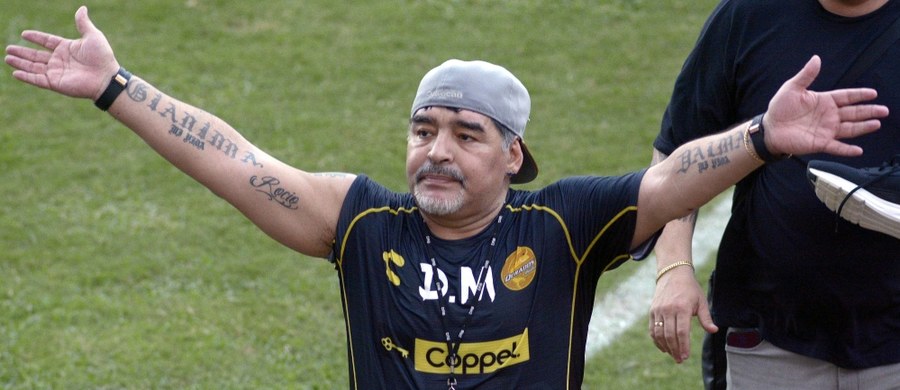 Legenda piłki nożnej Diego Maradona cierpi na ciężką chorobę zwyrodnieniową stawów kolanowych i w trybie pilnym musi się poddać operacji - ujawnił znany kolumbijski ortopeda German Ochoa. W wywiadzie udzielonym stacji telewizyjnej TyC Sport Channel Ochoa przyznał, że choroba zwyrodnieniowa jest bardzo zaawansowana, powoduje obrzęk i ogromny ból.