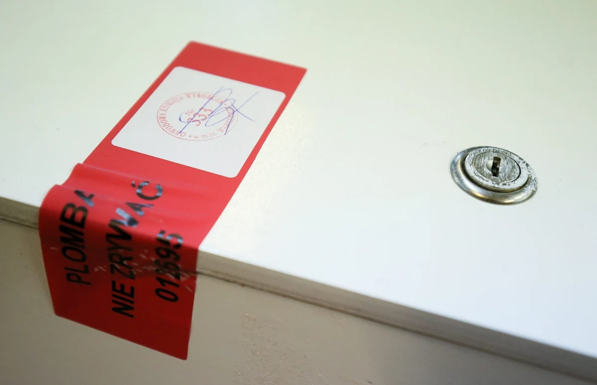 Mandatem karnym w wysokości 50 zł za złamanie ciszy wyborczej został ukarany mieszkaniec Śremu w Wielkopolsce. Mężczyzna jeździł po mieście samochodem, na którym naklejony był plakat wyborczy jego żony.