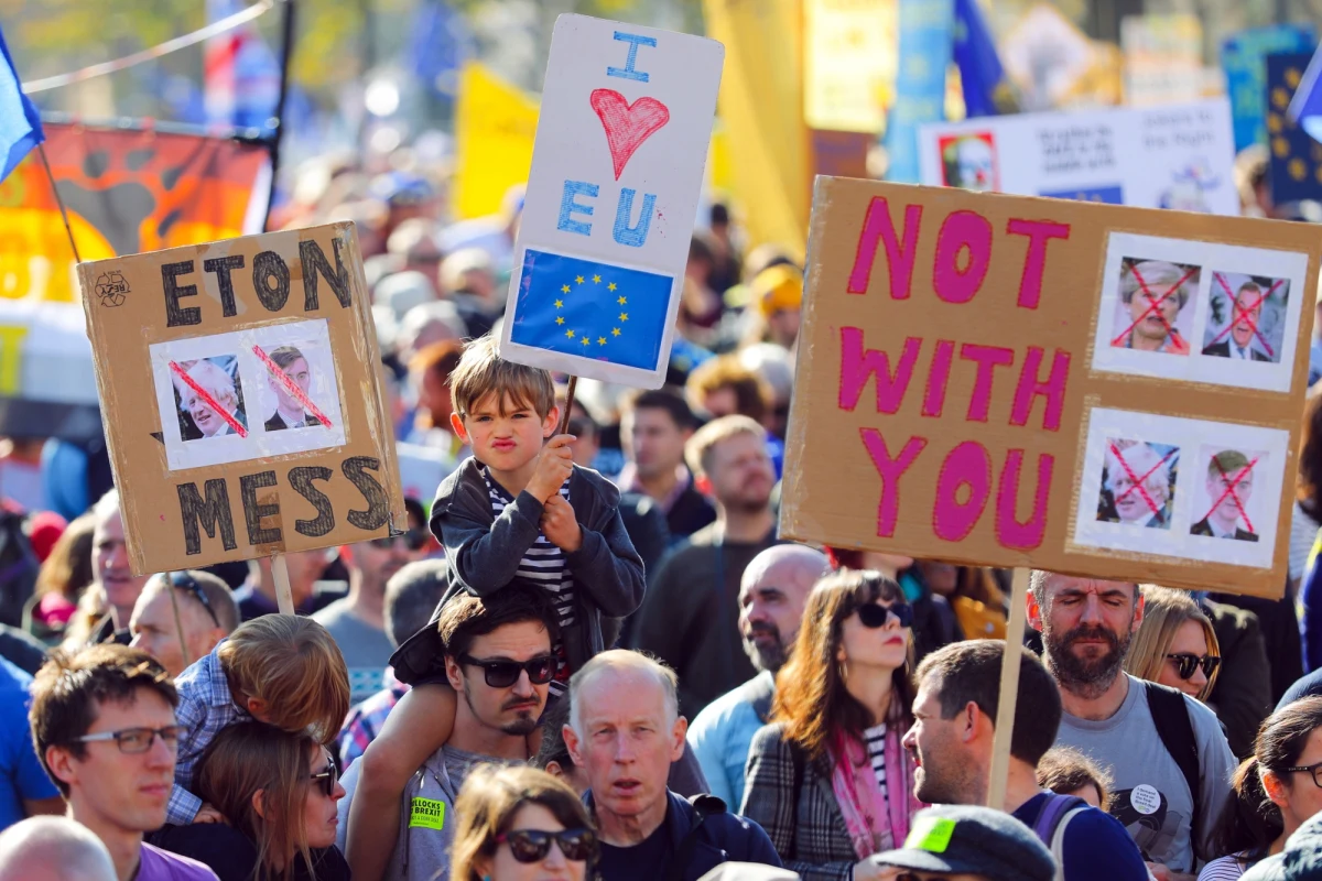 Tłumy Brytyjczyków przemaszerowały ulicami Londynu, protestując przeciwko decyzji o wyjściu Wielkiej Brytanii z Unii Europejskiej i domagając się organizacji ponownego referendum w tej sprawie. Organizatorzy marszu szacują, że wzięło w nim udział do 700 tys. ludzi.