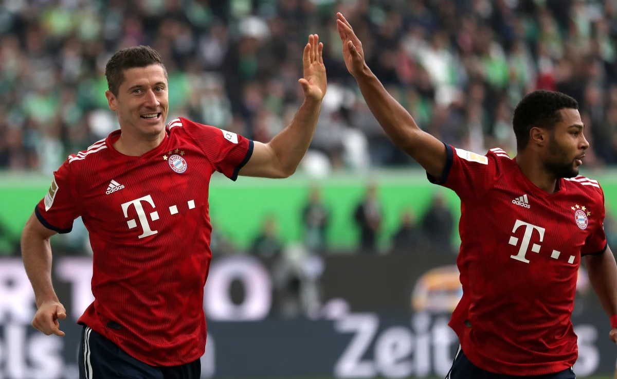Robert Lewandowski zdobył gola po 490 minutach, a później drugiego, Bayern Monachium - pokonując VfL Wolfsburg 3:1 - wygrał po czterech meczach bez zwycięstwa, ale to Borussia Dortmund, która nie dała szans VfB Stuttagrt 4:0, dominuje póki co w piłkarskiej Bundeslidze.
