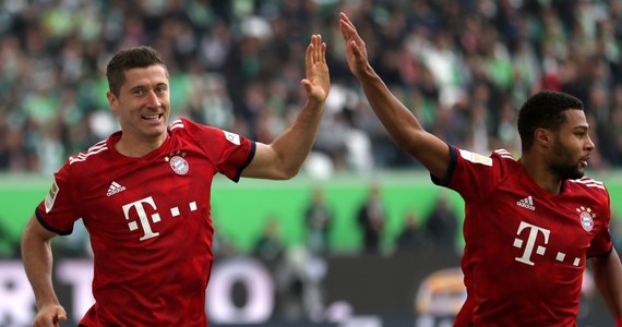 Robert Lewandowski zdobył gola po 490 minutach, a później drugiego, Bayern Monachium - pokonując VfL Wolfsburg 3:1 - wygrał po czterech meczach bez zwycięstwa, ale to Borussia Dortmund, która nie dała szans VfB Stuttagrt 4:0, dominuje póki co w piłkarskiej Bundeslidze.