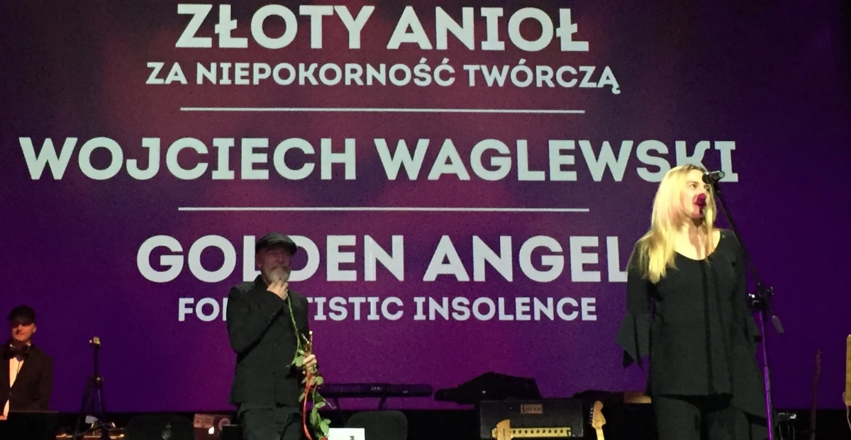 Podczas koncertu inaugurującego 16. Międzynarodowy Festiwal Filmowy Tofifest w Toruniu nagrody za niepokorność twórczą otrzymali Jafar Panahi, Arkadiusz Jakubik oraz Marian Dziędziel i Wojciech Waglewski. Na scenie królował Steve Nash.