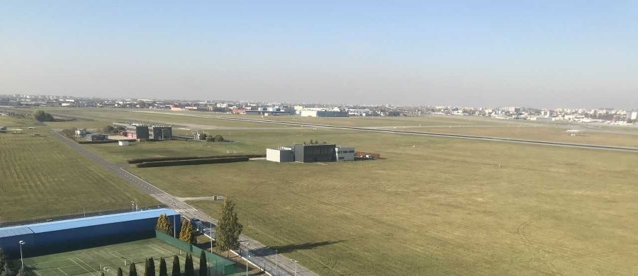 Pół miliona pasażerów w ponad dwóch tysiącach samolotów znajduje się codziennie w przestrzeni powietrznej nad naszym krajem. Nad ich bezpieczeństwem czuwają kontrolerzy ruchu lotniczego Polskiej Agencji Żeglugi Powietrznej. Właśnie jej warszawska siedziba to dziś Twoje Niesamowite Miejsce w Faktach RMF FM. Jak co tydzień, zaglądamy do niedostępnych dla postronnych pomieszczeń, w których przez całą dobę pracuje kilkadziesiąt osób sprawdzających, co dzieje się i przewidujących, co może wydarzyć się nad naszymi głowami.