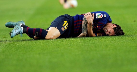 Argentyński piłkarz Barcelony Lionel Messi ma pękniętą kość w prawej ręce i będzie pauzował przez trzy tygodnie. To oznacza, że 31-letni zawodnik, uznawany za jednego z najlepszych na świecie, nie wystąpi w El Clasico 28 października.