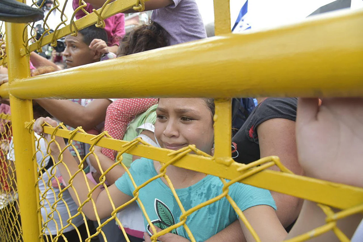 Po dramatycznych scenach, jakie rozegrały się na granicy między Meksykiem a Gwatemalą około 2 tysięcy imigrantów zawróciło z myślą o powrocie do rodzinnego Hondurasu. Pozostali czekają, aż władze Meksyku pozwolą im na przekroczenie granicy. Celem ich podróży są Stany Zjednoczone. Chodzi o karawan kilku tysięcy obywateli państw Ameryki Środkowej, którzy mając dość nędzy i przemocy w swoich ojczyznach, ruszyło szukać lepszego życia w USA. Według jednych akcja jest spontaniczna, według innych ma podłoże polityczne. Prezydent Trump grozi użyciem wojska, jeśli rządy poszczególnych krajów nie powstrzymają exodusu.  