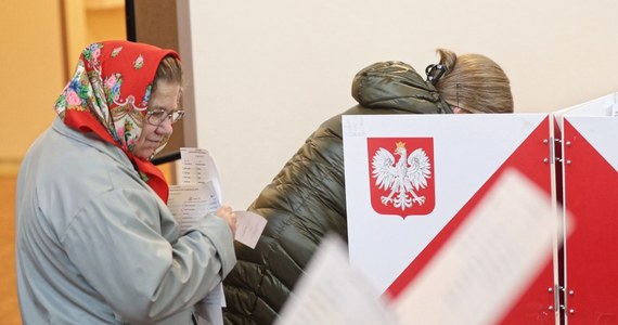 W prawie wszystkich lokalach głosowanie w wyborach samorządowych rozpoczęło się o czasie; policja zgłosiła, że w czasie ciszy wyborczej doszło do 385 incydentów, które mogą być przestępstwem czy wykroczeniem zgodnie z Kodeksem wyborczym - podała w niedzielę PKW.