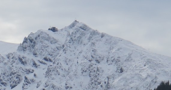 W nocy z soboty na niedzielę w Tatrach spadł śnieg. Na Kasprowym Wierchu leżą 3 cm śniegu, a termometry wskazują cztery stopnie mrozu – poinformował dyżurny Wysokogórskiego Obserwatorium Meteorologicznego. Pogorszyły się warunki na szlakach.