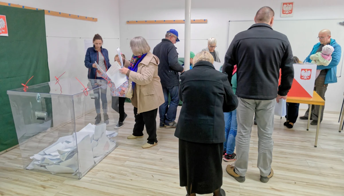 ​Złożyli wniosek, chcieli dopisać się do rejestru wyborców, przyszli do lokalu wyborczego i odeszli z kwitkiem, bez możliwości głosowania. Dostajemy sygnały, że w Warszawie, ale także Lublinie, Krakowie i innych miastach, bardzo dużo osób nie może zagłosować, bo nie zostali dopisani do spisu wyborców. To osoby, które składały wnioski online przez rządową stronę obywatel.gov.pl.