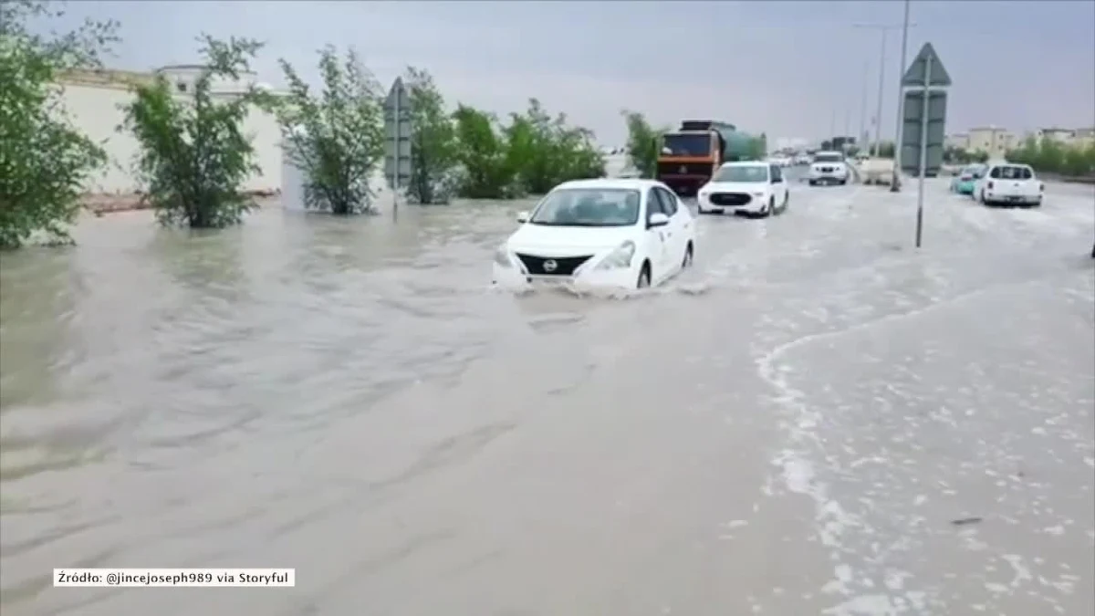 W Katarze spadło prawie tyle deszczu, ile normalnie powinno przez cały rok. Ulice Doha, stolicy kraju, zmieniły się w rwące potoki, co możemy zobaczyć na nagraniu.