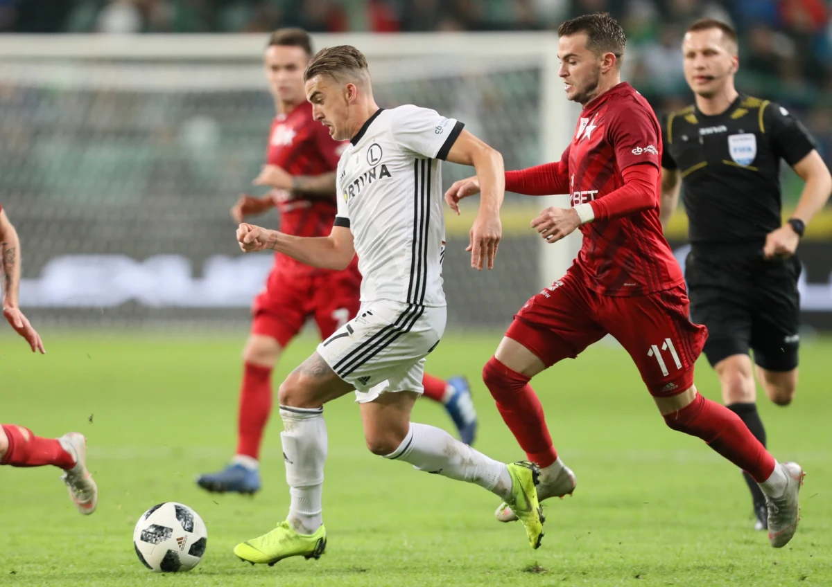 Objęcie prowadzenia w tabeli ekstraklasy było stawką niedzielnego meczu 12. kolejki Legia Warszawa – Wisła Kraków. Niezwykle emocjonująca konfrontacja zakończyła się jednak remisem 3:3 i liderem pozostała Jagiellonia Białystok.