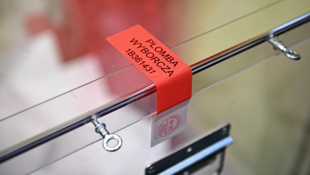 Prawo i Sprawiedliwość triumfuje w wyborach do sejmików wojewódzkich! Według sondażu exit poll opublikowanego przez Ipsos, w skali kraju PiS uzyskało 32,3 procent głosów, Koalicję Obywatelską poparło 24,7 procent głosujących, a PSL - 16,6 procent. Z badania wynika ponadto, że PiS zwyciężyło w wyborach do sejmików w 9 województwach, a Koalicja Obywatelska - w pozostałych siedmiu. W aż 12 regionach trzeci wynik miało PSL.