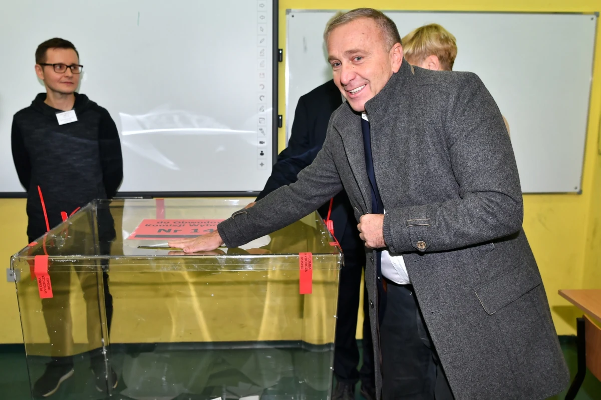 Lider Platformy Obywatelskiej Grzegorz Schetyna poinformował, że w poniedziałek ma w planach spotkanie z prezesem Polskiego Stronnictwa Ludowego Władysławem Kosiniakiem-Kamyszem ws. koalicji w sejmikach województw. Z sondażu exit poll, opublikowanego w niedzielę wieczorem przez Ipsos wynika, że w wyborach do sejmików wojewódzkich w skali kraju PiS uzyskał 32,3 proc. proc., Koalicja Obywatelska - 24,7 proc., 16,6 PSL - proc.; po 6,3 proc. głosów dostali Bezpartyjni Samorządowcy i Kukiz'15.