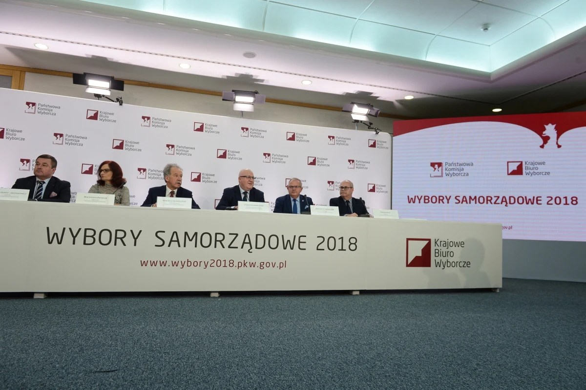PKW podało dane dotyczące wyborów na godzinę 6. Według komisji liczba incydentów wyborczych nie była znacznie wyższa, ani znacznie niższa niż w poprzednich wyborach. Członkowie komisji odnieśli się również do kwestii problemów wielu wyborców z dopisaniem do listy wyborców. Wiele osób dopisało się do listy przez system ePUAP, ale gdy przyszli do lokalu wyborczego odmówiono im prawa do głosowania twierdząc, że wyborcy nie figurują na liście wyborców. Chorobą polską jest to, że wszystko robi się na ostatnią chwilę - stwierdził wiceprzewodniczący PKW Wiesław Kozielewicz.