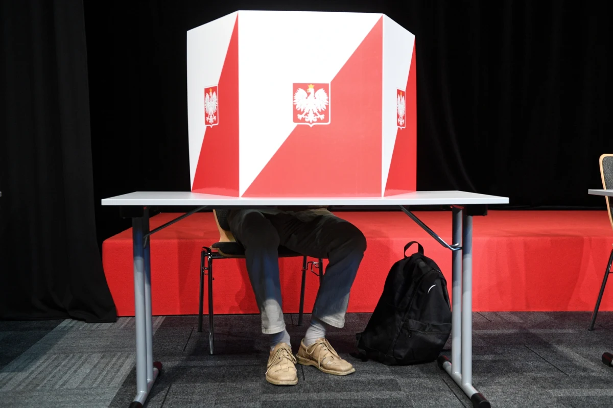 Od wczoraj na Gorącą Linię RMF FM otrzymujemy sygnały o problemach z dopisywaniem do rejestru wyborców przez system ePUAP. Wiele osób choć dopisało się do listy przez system elektroniczny, to gdy przyszli do lokalu wyborczego odmówiono im prawa do głosowania. Usłyszeli, że nie figurują na liście. "Gminy nie dochowały staranności" - mówi minister cyfryzacji i zrzuca na samorządy winę za bałagań z internetowym dopisywaniem się do rejestru wyborców. "Nie damy z siebie zrobić kozła ofiarnego" - odpowiada warszawski ratusz. Nikt nie chce wziąć odpowiedzialności za kłopoty osób, które złożyły wniosek, ale nie mogły wziąć udziału w wyborach samorządowych. Miałeś podobny problem? Opisz go w komentarzu lub wyślij na adres redakcji fakty@rmf.fm. Dziś będziemy się zajmować tym tematem. Mamy też ważne informacje dla wyborców z Gdańska i Krakowa.