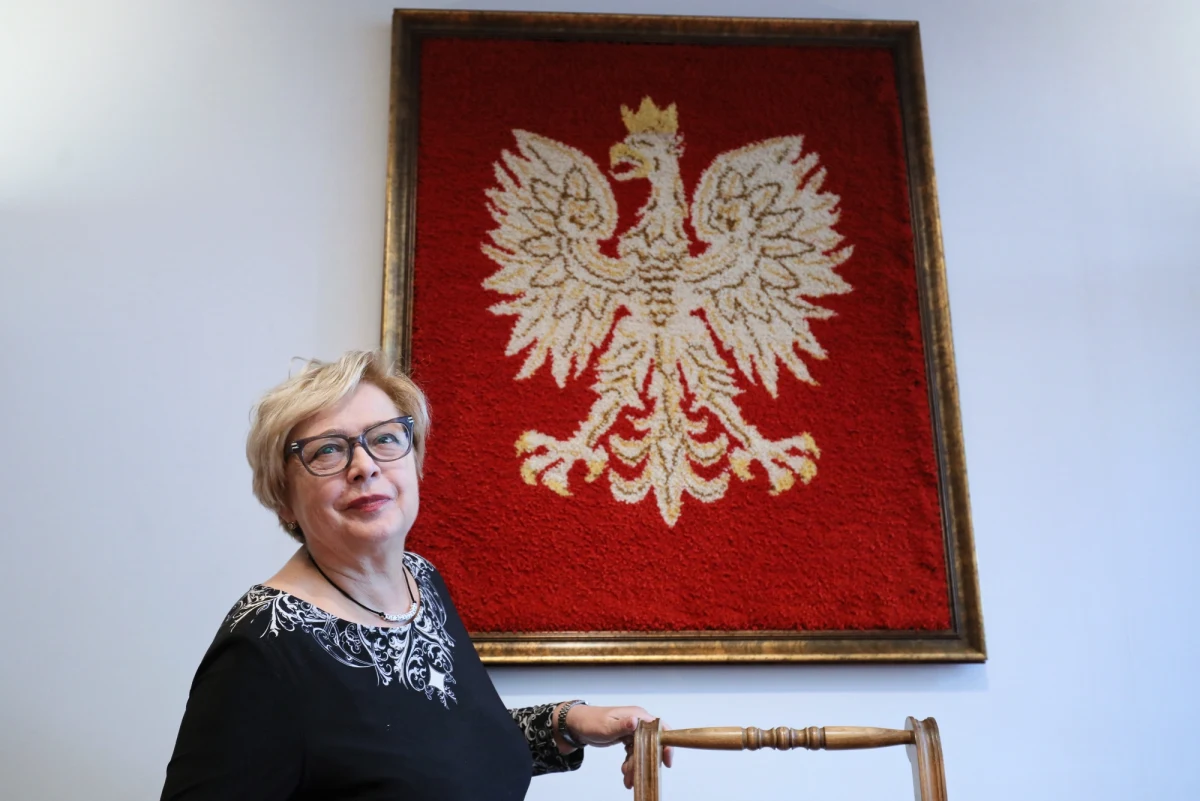 I prezes Sądu Najwyższego Małgorzata Gersdorf w oficjalnym stanowisku wezwała sędziów Sądu Najwyższego odesłanych w stan spoczynku, by stawili się w pracy - ustalił reporter RMF FM Patryk Michalski. To jedna z decyzji, jakie zapadły po przedpołudniowej naradzie z udziałem prezesów izb Sądu Najwyższego, podczas której sędziowie odnieśli się do zabezpieczenia wydanego przez Trybunał Sprawiedliwości Unii Europejskiej. Dziś do pracy wrócili sędziowie Naczelnego Sądu Administracyjnego, którzy po 3 lipca przeszli w stan spoczynku. 
