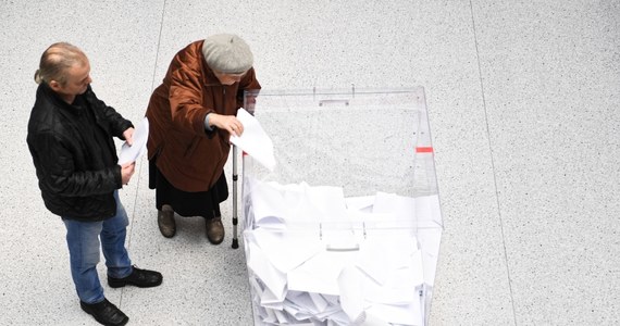 W lokalu wyborczym na Mokotowie zmarła kobieta. Jak podaje policja, 66-latka zasiadała w komisji nr 83. Najprawdopodobniej zmarła z przyczyn naturalnych.