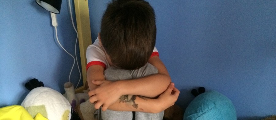 Policja w Nysie zatrzymała 33-letniego mężczyznę, który pijany opiekował się trójką dzieci. Jak informuje opolska policja, okazało się, że mężczyzna jest poszukiwany przez sąd i ma do odbycia karę więzienia.