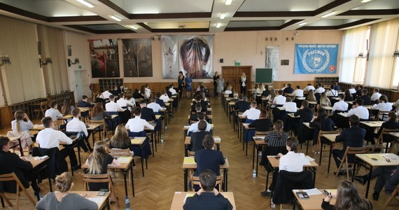 W dniach 18-20 grudnia wszystkie zainteresowane szkoły podstawowe będą mogły przeprowadzić próbny egzamin ósmoklasisty - poinformowała Centralna Komisja Egzaminacyjna. CKE i okręgowe komisje egzaminacyjne udostępnią szkołom arkusze do przeprowadzenia próbnego egzaminu.