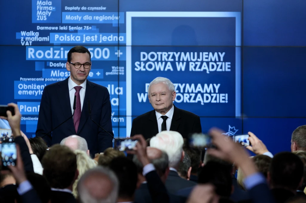Prezes PiS Jarosław Kaczyński i premier Mateusz Morawiecki podczas wieczoru wyborczego w Warszawie