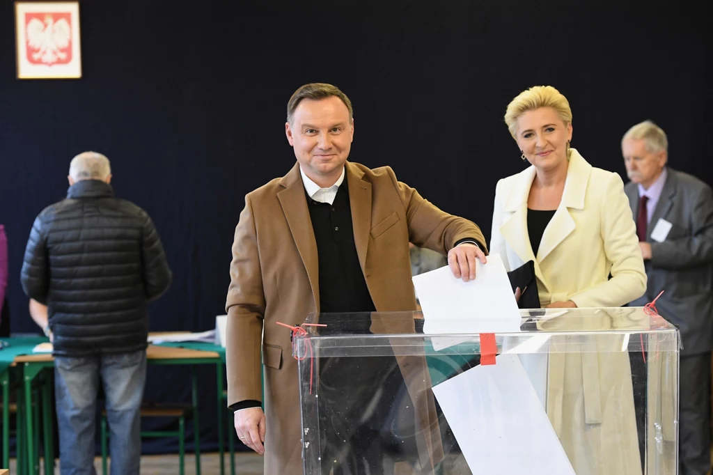  Prezydent Andrzej Duda z małżonką Agatą Kornhauser-Dudą podczas głosowania w Krakowie