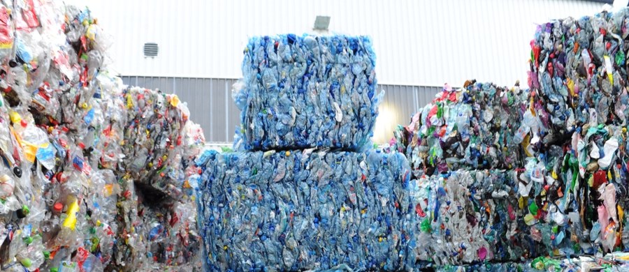 Mikroplastik można znaleźć w organizmach ludzi z całego świata – alarmują naukowcy obradujący w Wiedniu  i jak podkreślają ludzie zjadają go wraz z rybami i owocami morza, solą morską, a nawet piwem, miodem i wodą butelkowaną. Globalna produkcja tworzyw sztucznych wynosi setki milionów ton rocznie i nadal rośnie. 