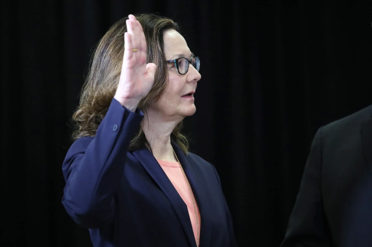 Dyrektor CIA Gina Haspel jest w Turcji, gdzie osobiście ma nadzorować śledztwo amerykańskiego wywiadu w sprawie śmierci Dżamala Chaszodżdżiego - poinformował Reuters. Według prezydenta USA śmierć dziennikarza to "nieudany spisek". "Nie jestem usatysfakcjonowany tym, co do tej pory usłyszałem w tej sprawie - powiedział Donald Trump uzasadniając wysłanie szefowej agencji do Stambułu. "Mamy w Turcji doskonałych pracowników wywiadu, musimy dojść do sedna tej zagadki. Myślę, że w ciągu najbliższych dwóch dni dowiemy się dużo więcej o tym, co się stało" - podkreślił. 