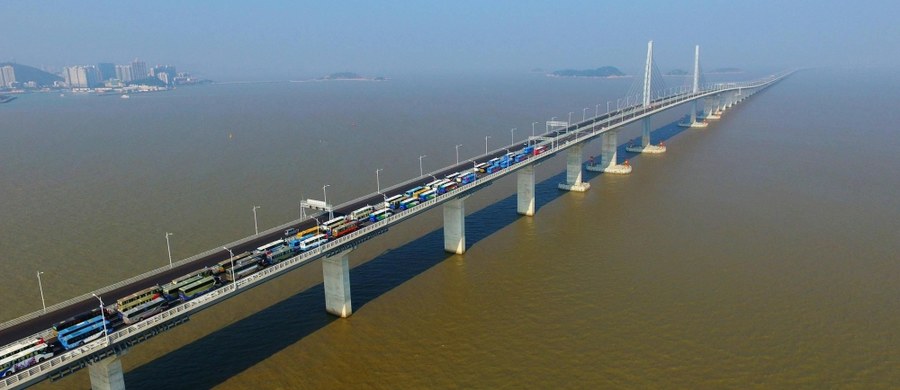 Prezydent Chin Xi Jinping otworzył we wtorek najdłuższy most na świecie, łączący Chiny kontynentalne z wyspiarskimi Makau i Hongkongiem. Most ma długość 55 km. Honkgkong, Makau i Zhuhai to trzy główne miasta delty Rzeki Perłowej w Chinach, określanej jako największa metropolia świata.