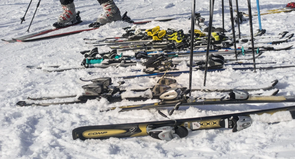 Norweska Federacja Narciarska (NSF) wprowadziła zakaz stosowania smarów z zawartością fluoru używanych do nart podczas młodzieżowych biegów narciarskich. Jak poinformowali działacze, decyzja, która zapadła na posiedzeniu w Oslo, obowiązuje od poniedziałku. 