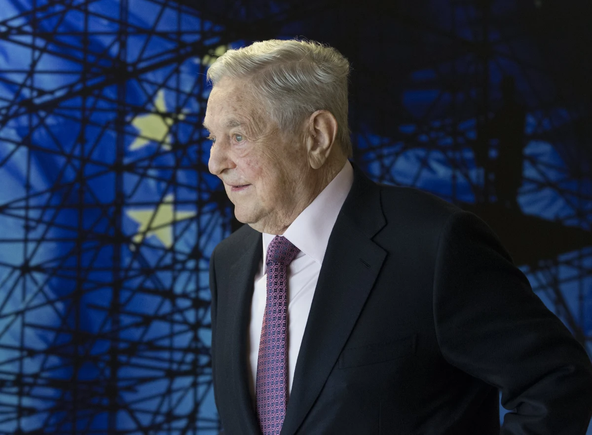 Urządzenie wybuchowe znaleziono w skrzynce pocztowej domu miliardera, filantropa i działacza politycznego George'a Sorosa pod Nowym Jorkiem - twierdzi tamtejsza policja, cytowana przez dziennik "New York Times". Funkcjonariusze zostali wezwani na interwencję w miejscowości Bedford w poniedziałek po południu. "Jedna z osób zatrudnionych w domu biznesmena otworzyła paczkę i zobaczyła coś, co wyglądało jak urządzenie wybuchowe. Następnie wyniosła paczkę i wezwała miejscową policję" - czytamy w policyjnym oświadczeniu. 