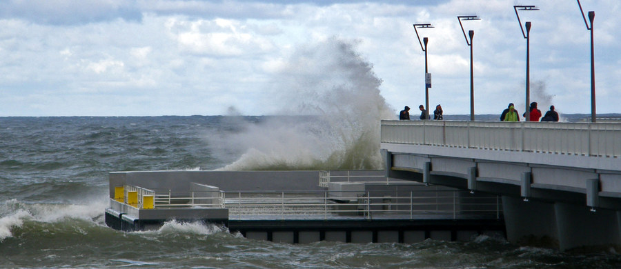 Ostrzeżenia przed silnym wiatrem dla kilku województw wydał Instytut Meteorologii i Gospodarki Wodnej. Najmocniej powieje na Pomorzu - w porywach do 95 km/h.