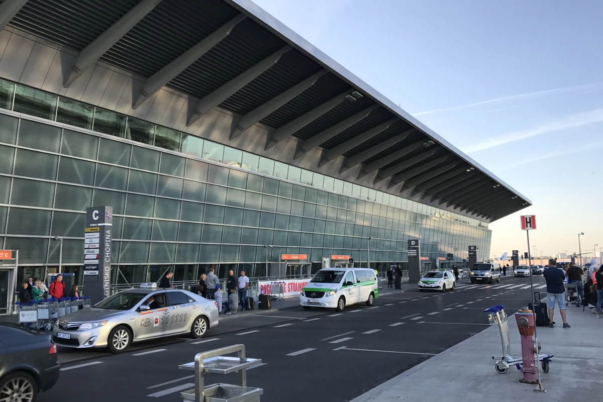 Władze Polskich Linii Lotniczych LOT oferują zwolnionym dyscyplinarnie pracownikom powrót do pracy, pod warunkiem, że zrezygnują ze strajku. Wczoraj zarząd LOT-u zwolnił dyscyplinarnie 67 protestujących. To z kolei przełożyło się na odwołanie co najmniej kilkunastu rejsów. Jak się okazuje, jeden z pilotów Polskich Linii Lotniczych LOT otrzymał przedsądowe wezwanie do zapłaty odszkodowania za lot do Toronto, który nie odbył się z powodu strajku.