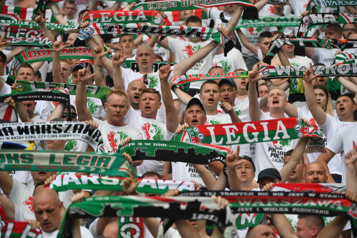 Czy Jagiellonia Białystok po raz kolejny próbuje utrudnić kibicom warszawskiej  Legii wejście na trybuny? Grupa kibicowska Nieznani Sprawcy poinformowała o piśmie otrzymanym od białostockiego klubu, w którym widnieje zapis o zakazie wnoszenia elementów oprawy na sektor gości. Jagiellonia tłumaczy to względami bezpieczeństwa. Kibice drużyny gości twierdzą, że to celowe działanie, mające na celu de facto wyrzucenie warszawian z trybun białostockiego stadionu.