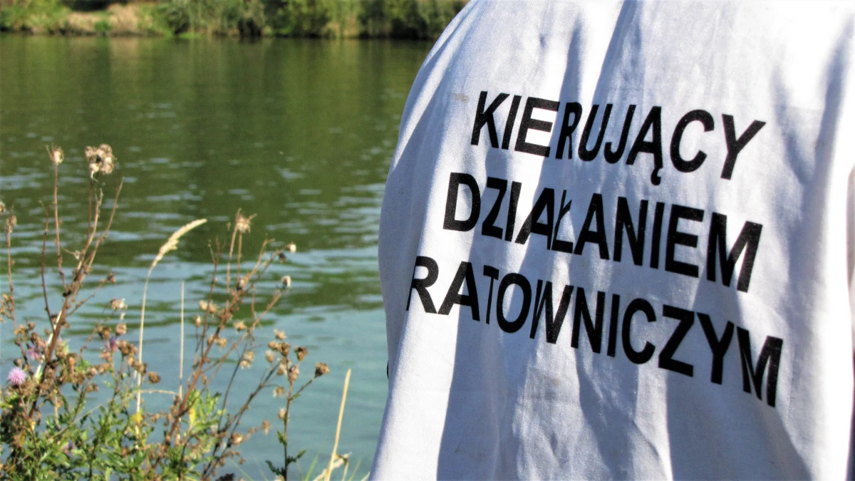 Ciało młodego mężczyzny wyłowiono w rejonie Mostów Mieszczańskich we Wrocławiu. Zgłoszenie przekazał jeden z przechodniów, który zauważył zwłoki dryfujące na powierzchni wody. Wrocławska policja potwierdza, że to poszukiwany od kilku dni zaginiony student Akademii Wojsk Lądowych.