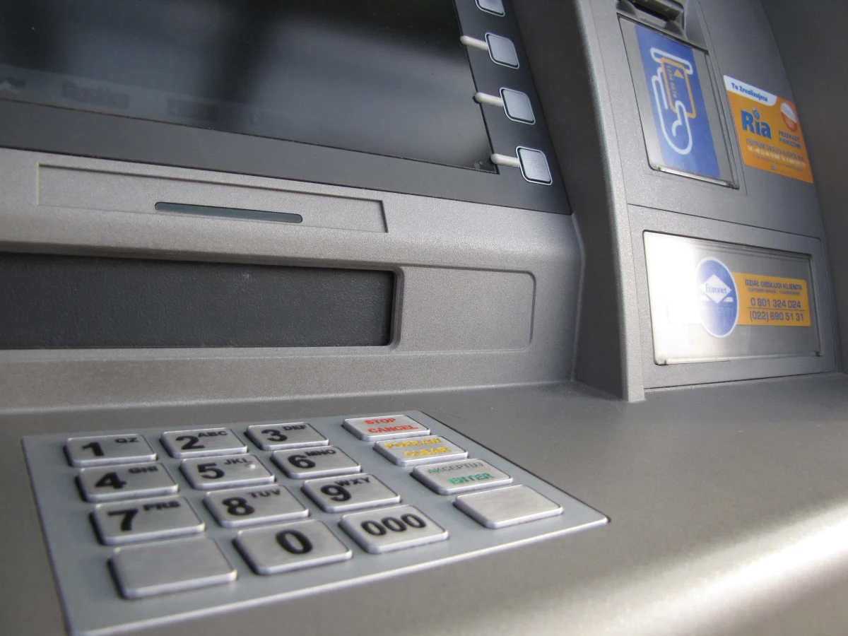 Do dwóch napadów na bankomaty doszło minionej nocy na Dolnym Śląsku i w Lubuskiem. Okradziono bankomat w Grębocicach, oraz w oddalonej o 30 kilometrów Szlichtyngowej w woj. lubuskim. Informację dostaliśmy na Gorącą Linię RMF FM. 