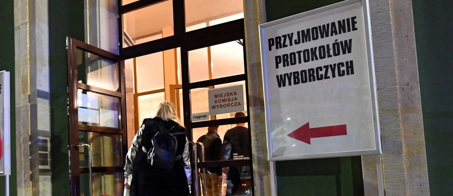 Przez cały czas schodzą częściowe oficjalne wyniki wyborów samorządowych. Według powyborczych sondaży PiS wygrywa w dziewięciu na szesnaście sejmików wojewódzkich, Koalicja Obywatelska zdobywa przewagę w siedmiu pozostałych.  