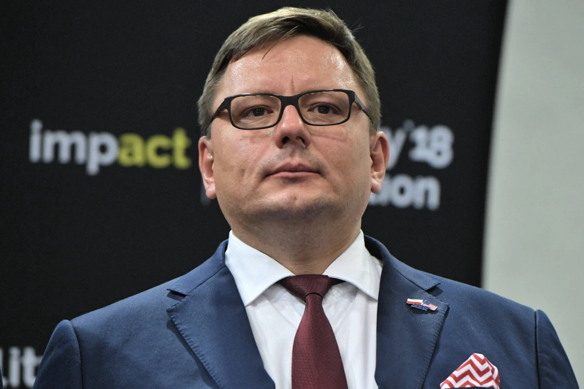 ​Nadal płacimy związkowcom za to, że oni de facto wywołują konflikty i sączą truciznę w organizm spółki. To są ludzie, którzy dotąd mówili prezesom LOT, co mają robić. Ja nigdy się nie poddam ich szantażom - mówi Rafał Milczarski, prezes PLL LOT na e-stronie magazynu Forbes.