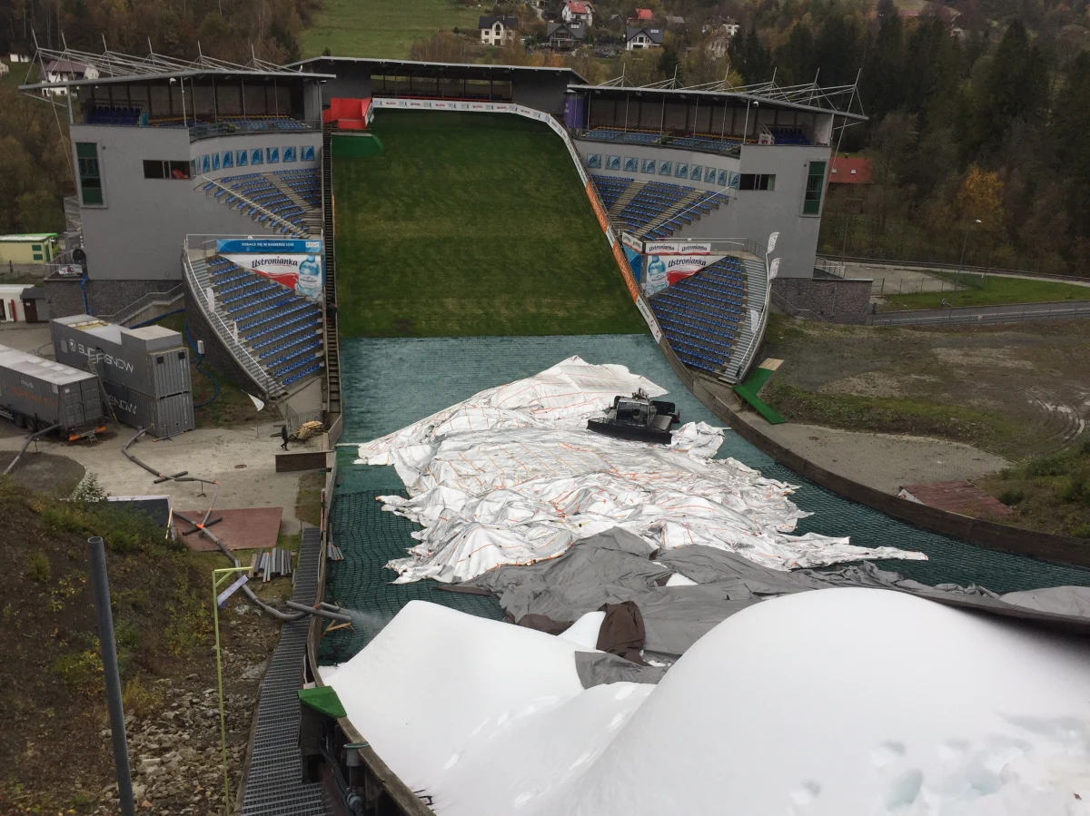 16 listopada treningami i kwalifikacjami na skoczni w Wiśle-Malince rozpocznie się pierwszy konkurs Pucharu Świata w skokach narciarskich. Dzień później odbędzie się konkurs drużynowy, a w niedzielę 18.11 zawody indywidualne. Na obiekcie im. Adama Małysza trwają już przygotowania do tego wydarzenia. Mimo że na zewnątrz wciąż panują dodatnie temperatury, to organizatorzy produkują śnieg. O imprezie i produkcji śniegu na jej potrzeby z dyrektorem skoczni w Wiśle-Malince Andrzejem Wąsowiczem rozmawiał Wojciech Marczyk z redakcji sportowej. 