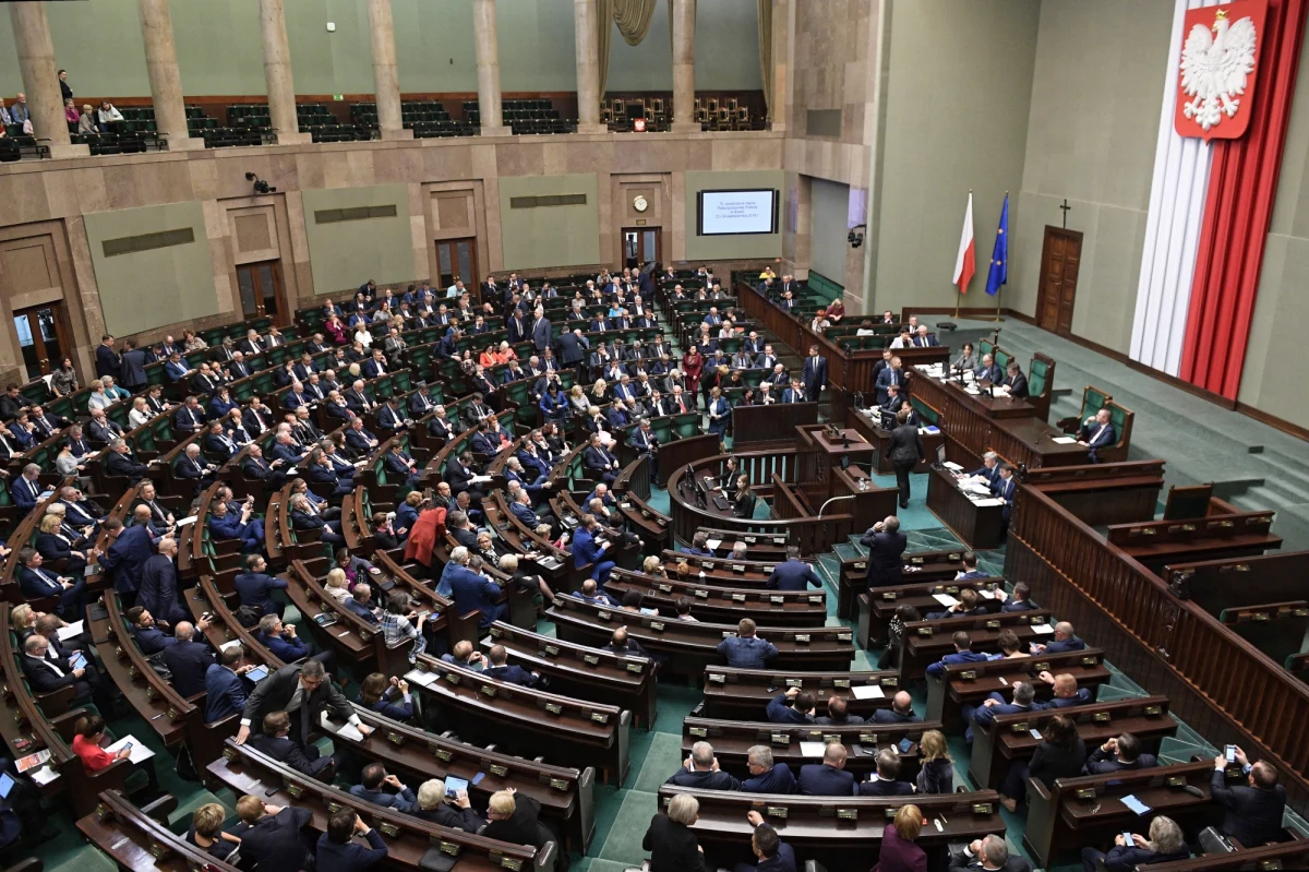 Po interwencji reporterów RMF FM lekarze i pielęgniarki w szpitalach i przychodniach w całej Polsce 12 listopada będą musieli przyjść do pracy. Ich ustawa o dniu wolnym nie obejmie. Prawo i Sprawiedliwość w ekspresowym tempie przyjęło swój projekt. Oznacza to, że jeśli ustawę przyjmie też Senat, a potem podpisze ją prezydent, to dla większości Polaków 12 listopada będzie wolny.