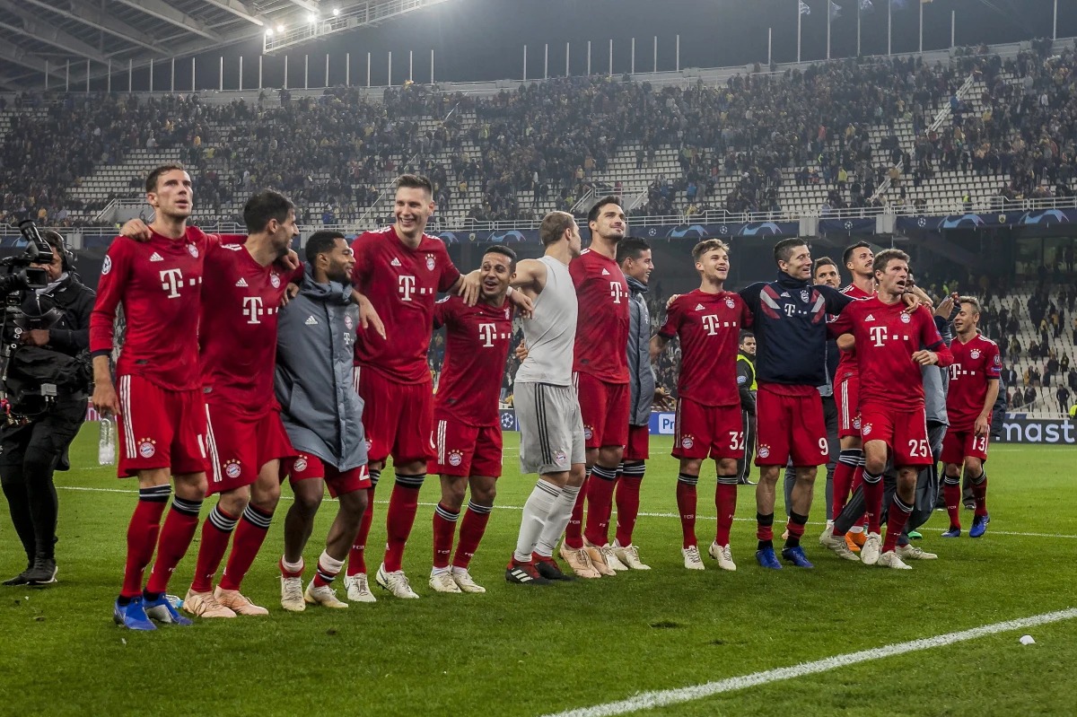 Juventus Turyn, z Wojciechem Szczęsnym w bramce, pokonał na wyjeździe Manchester United 1:0 we wtorkowym szlagierze 3. kolejki piłkarskiej Ligi Mistrzów. W spotkaniu AEK Ateny - Bayern Monachium (0:2) jednego z goli dla gości strzelił Robert Lewandowski.