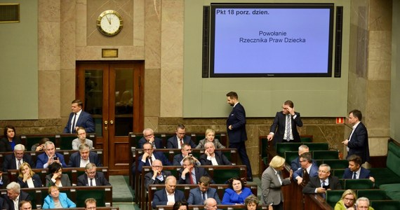 Agnieszka Dudzińska została wybrana przez posłów na stanowisko Rzecznika Praw Dziecka. Zastąpi Marka Michalaka, który sprawował urząd dwie kadencje. Jej kandydaturę, którą zgłosiło PiS, poparło 232 posłów. 184 było przeciw, a 3 wstrzymało się od głosu. Większość bezwzględna konieczna do wyboru wynosiła 210 głosów.