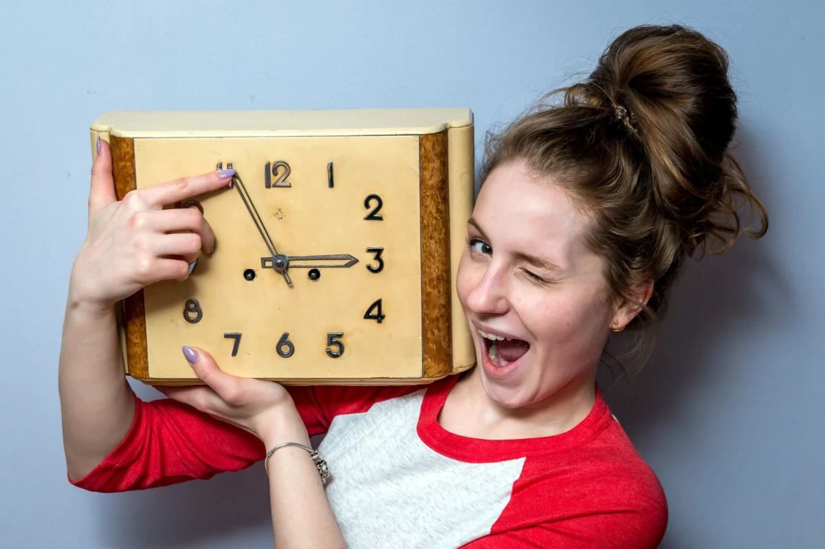 W nocy z soboty na niedzielę zmieniamy czas z letniego na zimowy. Oznacza to, że będziemy spali o godzinę dłużej. 28 października nad ranem cofniemy wskazówki zegarów z godz. 3.00 na godz. 2.00. Do czasu letniego wrócimy - być może po raz ostatni - 31 marca przyszłego roku. W całej Unii Europejskiej do czasu zimowego wraca się w ostatnią niedzielę października, a na czas letni przechodzi się w ostatnią niedzielę marca. Mówi o tym obowiązująca bezterminowo dyrektywa UE ze stycznia 2001 r.: "Począwszy od 2002 r. okres czasu letniego kończy się w każdym państwie członkowskim o godz. 1.00 czasu uniwersalnego (GMT), w ostatnią niedzielę października".