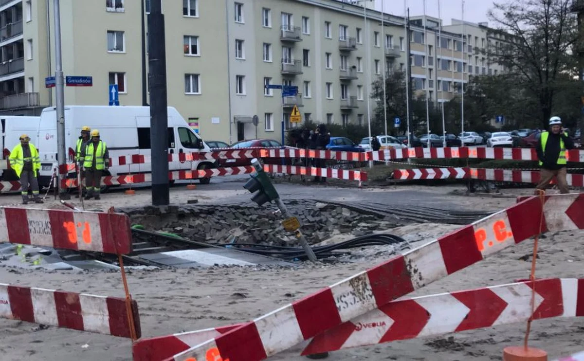 Na skrzyżowaniu alei Waszyngtona i Grenadierów w Warszawie po północy pękła rura, tworząc potężny lej. Zamknięty jest ruch na ul. Wiatraczna na odcinku Wiatraczna-Międzyborska, nieprzejezdny jest też fragment al. Waszyngtona. Utrudnienia mogą potrwać nawet trzy dni.