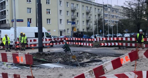 Na skrzyżowaniu alei Waszyngtona i Grenadierów w Warszawie po północy pękła rura, tworząc potężny lej. Zamknięty jest ruch na ul. Wiatraczna na odcinku Wiatraczna-Międzyborska, nieprzejezdny jest też fragment al. Waszyngtona. Utrudnienia mogą potrwać nawet trzy dni.