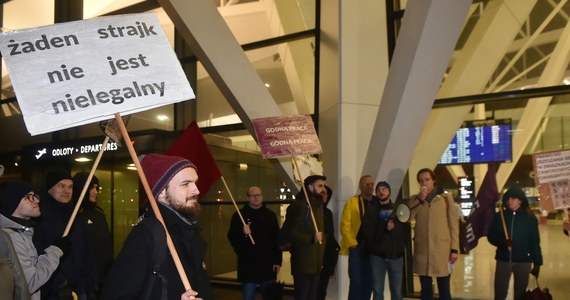 Środa jest siódmym dniem strajku pracowników Polskich Linii Lotniczych LOT. Tylko, dziś na lotnisku Chopina w Warszawie, odwołanych zostało około 17 lotów. Wiadomo natomiast, że Państwowa Inspekcja Pracy wszczęła kontrolę w sprawie wyrzucenia z pracy strajkujących pracowników spółki. W poniedziałek zarząd LOT dyscyplinarnie zwolnił 67 osób. Powód? Zamiast stawić się do pracy, pojawiły się na proteście. 