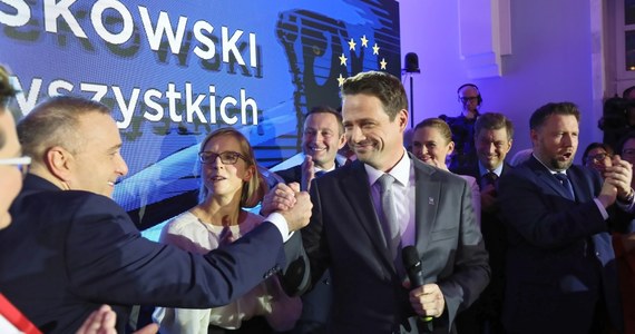 Rafał Trzaskowski uzyskał 56,67 proc. głosów w wyborach prezydenta Warszawy - podała Państwowa Komisja Wyborcza. Patryka Jakiego poparło 28,53 proc. uprawnionych do głosowania warszawiaków. To prawie połowa głosów mniej! 